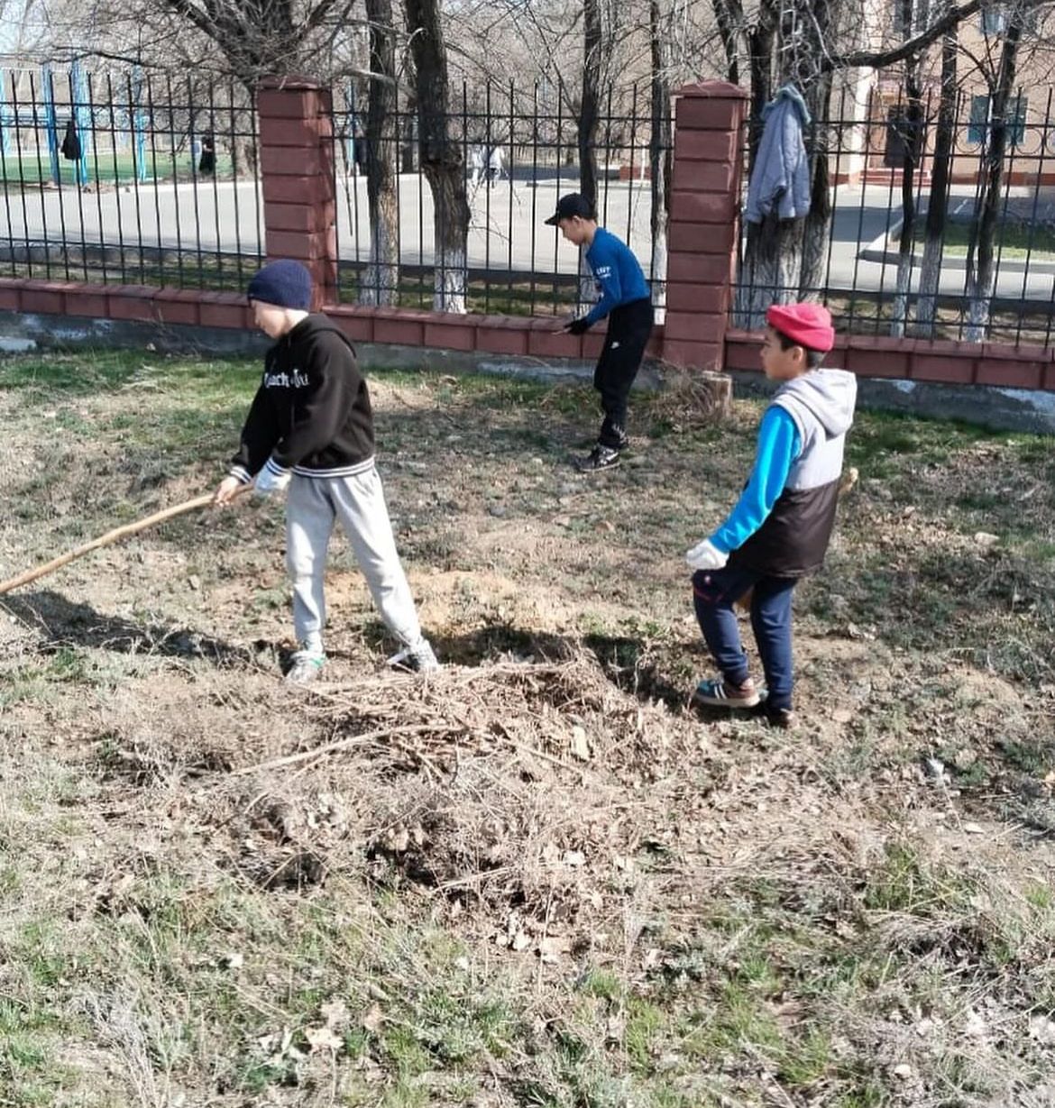 Жетісу облысының білім беру мекемелерінде аула тазарту жұмыстары жалғасып, көшет, гүл түптері отырғызылып, қоқыс шығарылды.